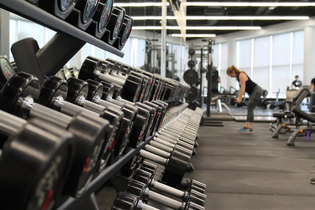 Frustrated beginner at gym learning common beginner gym mistakes to avoid for better results and faster muscle gains