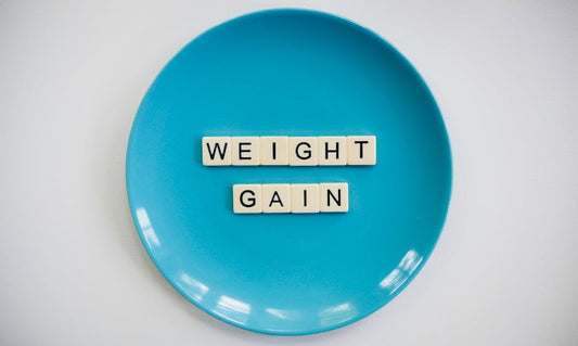 Infographic showing how much weight should you gain per week on a bulk with weekly progress chart and muscle gain tips