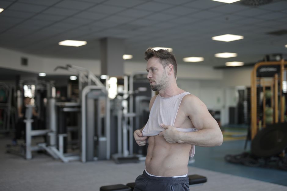 Tall guy flexing muscles after learning how to gain weight as a tall guy through targeted nutrition and training