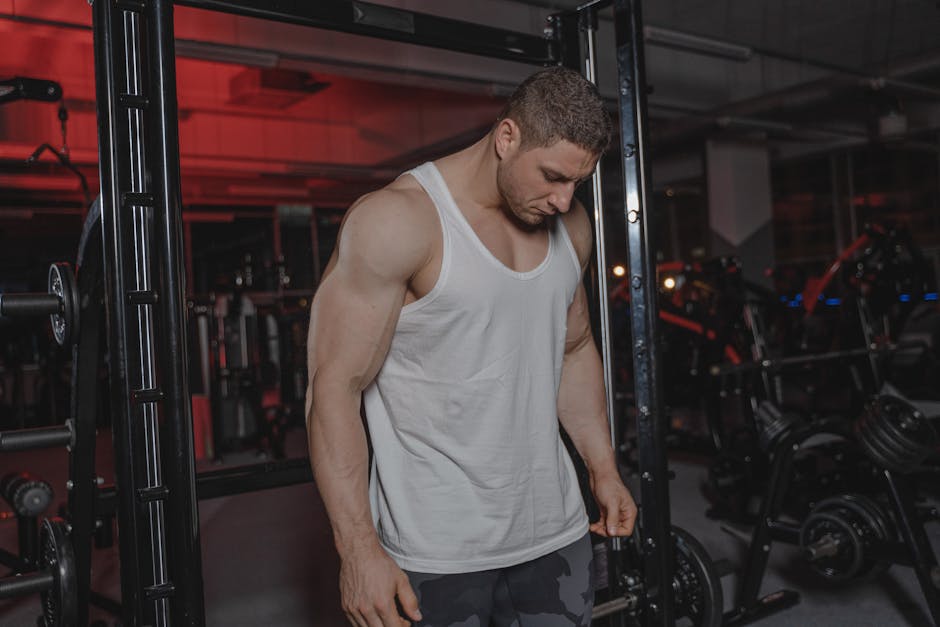 A muscular athlete flexing in the gym, illustrating how to know when your bulk is done and signs to cut.
